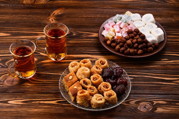 Turkse zoete baklava op bord met Turkse thee