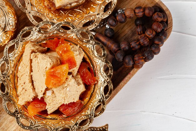 Turkse zoete desserts, halva met gedroogde abrikozen