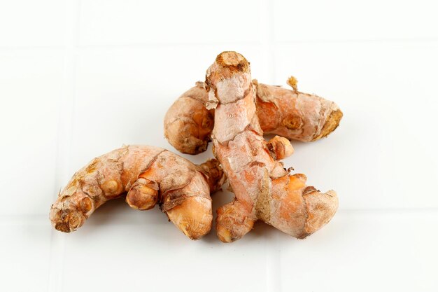 Radice rizomica di curcuma longa linn isolata su sfondo bianco