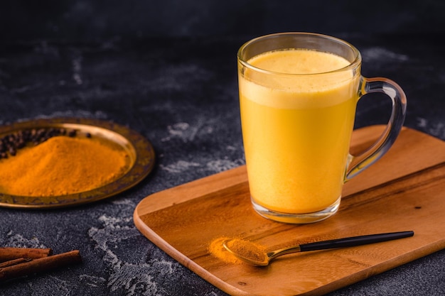 Bevanda salutare al latte dorato alla curcuma