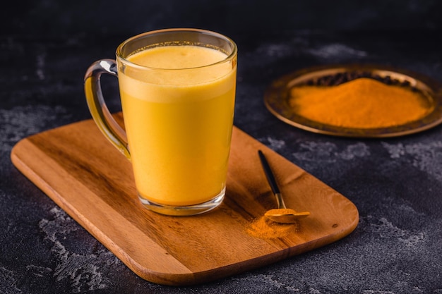 Bevanda salutare al latte dorato alla curcuma