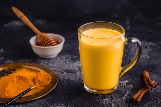 Bevanda salutare al latte dorato alla curcuma