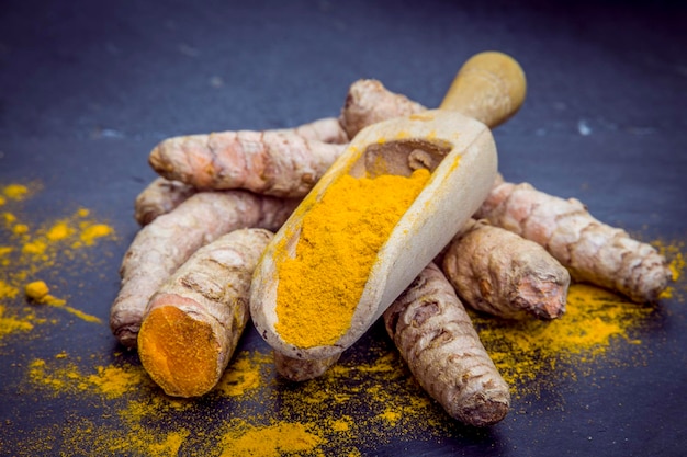 Foto polvere e radici di curcuma