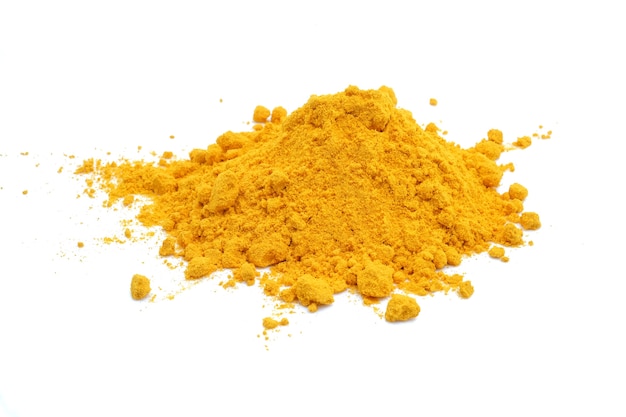 Polvere di curcuma su sfondo bianco.