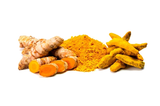 Rizoma di curcuma e polvere su sfondo bianco