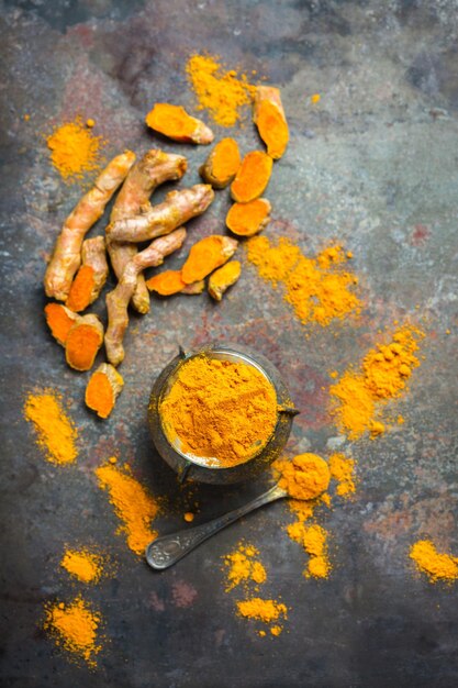 Foto polvere di curcuma longa di radice di curcuma