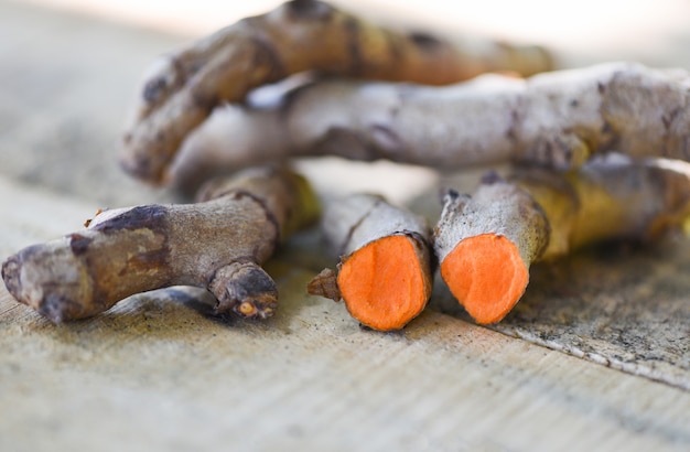 Pianta della radice di curcuma sulla tavola di legno per le medicine di erbe