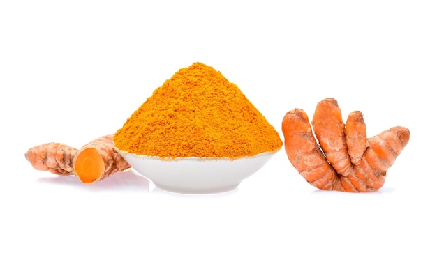 Radici di curcuma e polvere di curcuma isolati su bianco