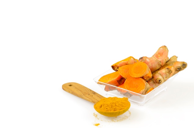 Radici di curcuma e potere della curcuma su fondo bianco