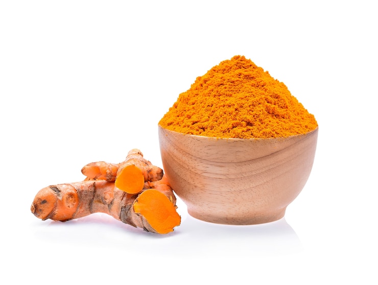 Photo turmeric roots with turmeric powder on white background