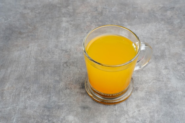 ウコン茶ハーブドリンクインドネシアの伝統的な飲み物代替医療の概念のためのスパイス