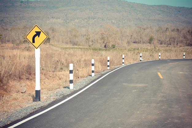 Girare a destra, segnale stradale sulla strada