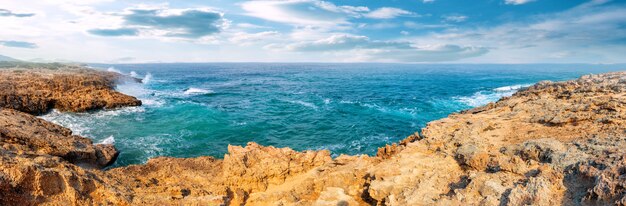 Baia turchese sulla penisola di akamas