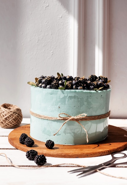 Turquoise cake met bosbessen en bramen,