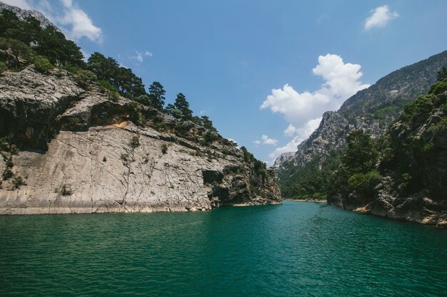 Turquoise canyon met helder water en prachtig berglandschap