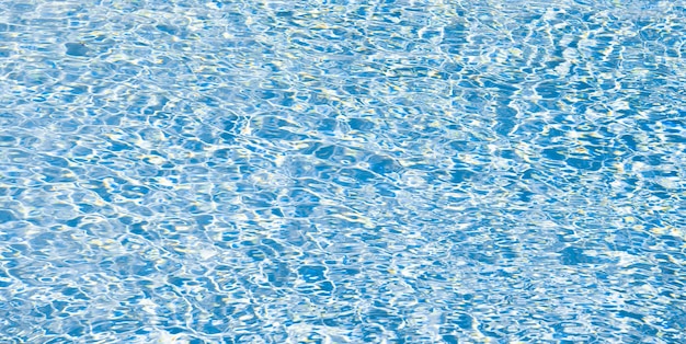 夏の波紋と水中のスイミング プールのターコイズ色の背景