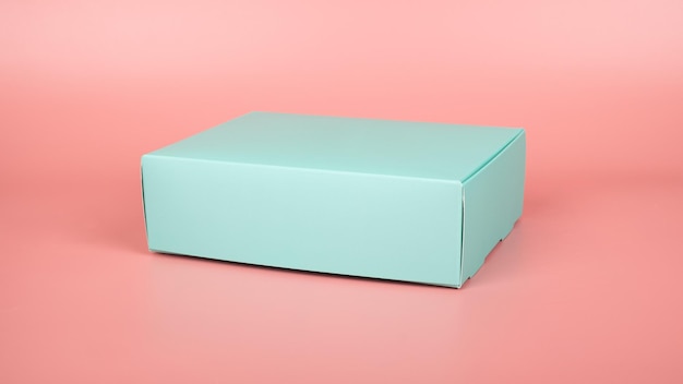 Turquoise feestelijke geschenkdoos op roze achtergrond