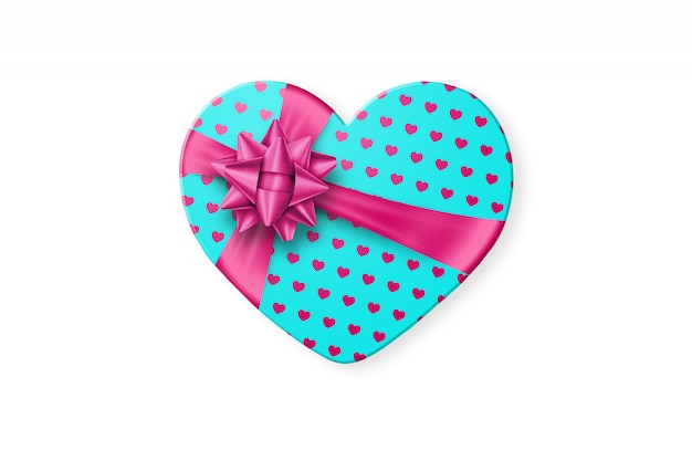 Turquoise geschenkdoos in de vorm van een hart met een feestelijke roze strik geïsoleerd