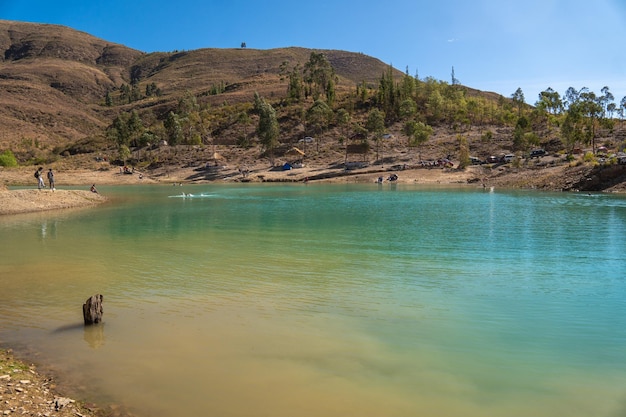 Photo turquoise lagoon located in tarata cochabamba bolivia view of lagoon and mountains