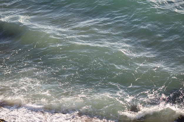 海岸線近くのターコイズブルーの海の波