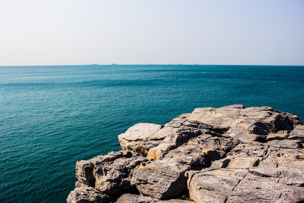 写真 ターコイズブルーの海、美しい岩。 si changタイ。