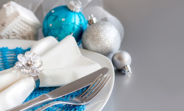 Photo turquoise and silver christmas ornaments close up