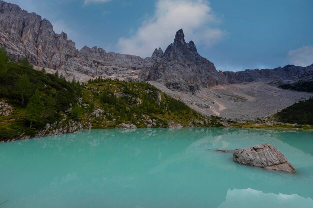 Photo turquoise sorapis lake in cortina dampezzo