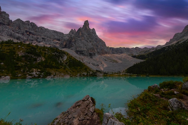 Photo turquoise sorapis lake in cortina dampezzo