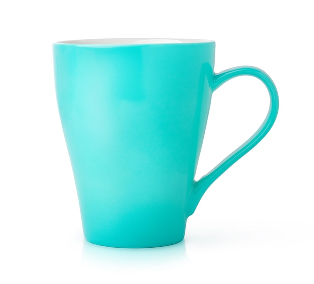흰색 배경에 고립 된 청록색 차 컵