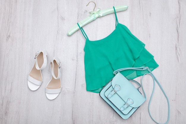 Turquoise top, witte schoenen en mint tas