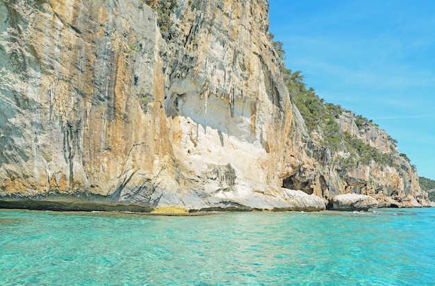 Orosei Gulf Sardinia의 청록색 물과 절벽