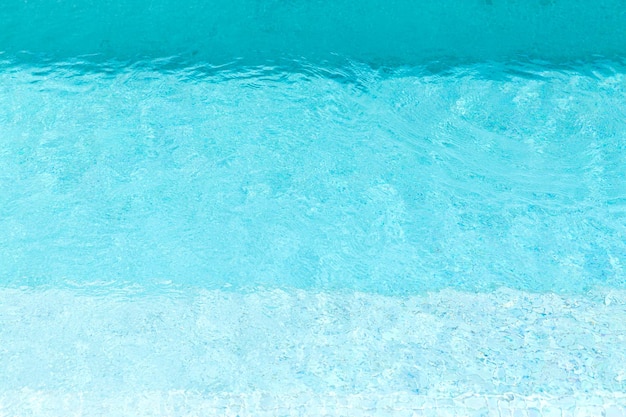 turquoise water in het zwembad