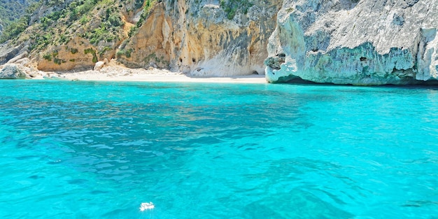 Бирюзовая вода на береговой линии залива Орозеи на Сардинии