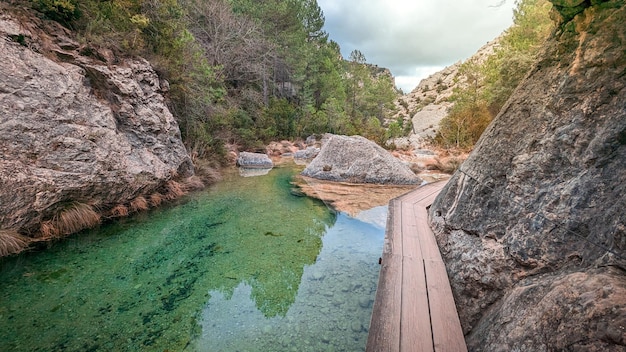 Turquoise wateren van de Matarraa-rivier in de Beceite Gorges Teruel Een paradijs voor natuurliefhebbers