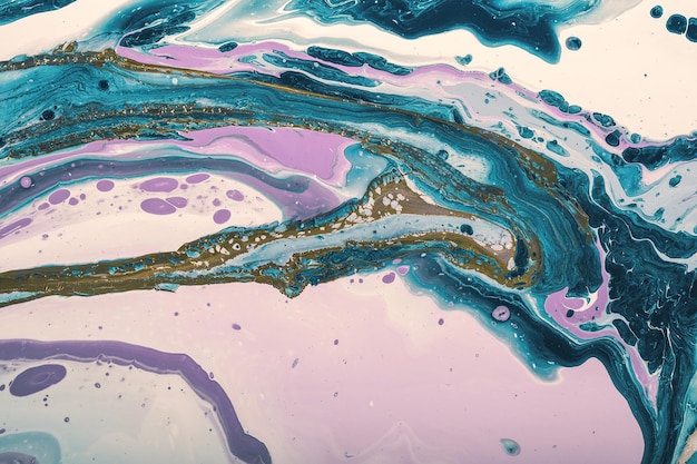 Onde turchesi e bolle lilla si mescolano con onde dorate fondo o texture effetto marmo fluid art