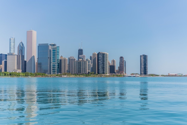 Turquoise zee door de skyline van de stad tegen een heldere hemel