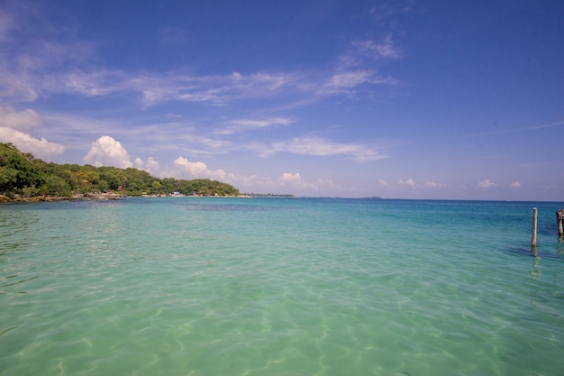 Turquoise zee op het eiland Koh Sameth in Thailand.