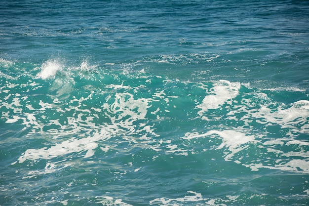 Turquoise zeewater met zeeschuim.
