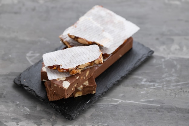 Turron op donker bord op keramische achtergrond