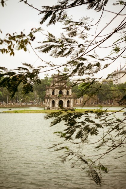 Torretta di tartarughe nel lago di hoan kiem