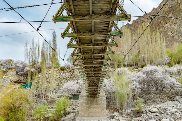 Turtuk村の下に流れる水とturtuk木製の橋。インド・ラダック