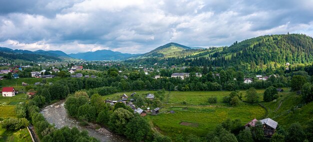 Холмы сельской местности Тосканы потрясающий вид с воздуха весной