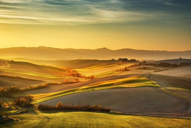 Foto la campagna toscana panorama nebbioso colline ondulate e campi verdi al tramonto pisa italia