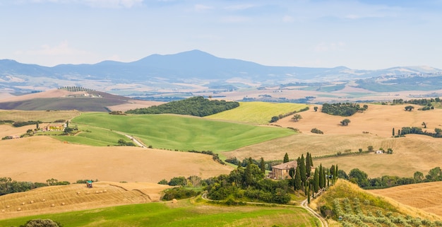 Foto toscana, zona della val d'orcia. meravigliosa campagna in una giornata di sole, poco prima dell'arrivo della pioggia