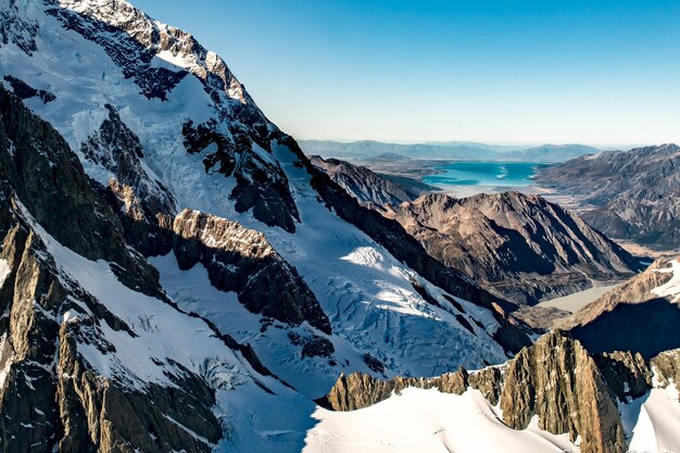 Tussen de hoogste toppen van de Zuidelijke Alpen van Nieuw-Zeeland, gezien vanuit een helikopter