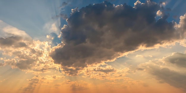 Tussen licht en schaduw wolken spelen een spel van licht en duisternis met de zon