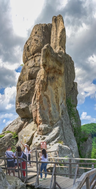 Photo tustan, ukraine 09.07.2021. old russian cliff-side defensive complex in tustan, ukraine, on a summer day