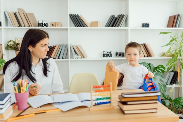 Il tutor si occupa del bambino in età prescolare, un vero interno di casa, il concetto di infanzia e apprendimento