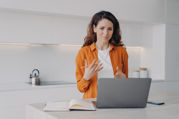 Il tutor ha una lezione online sul computer giovane donna graziosa che insegna la lingua agli studenti online