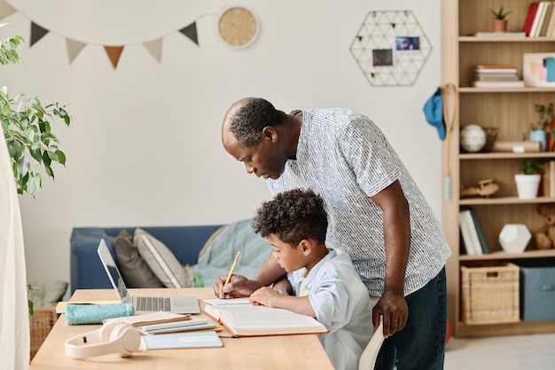 Tutor helpt jongen met studie